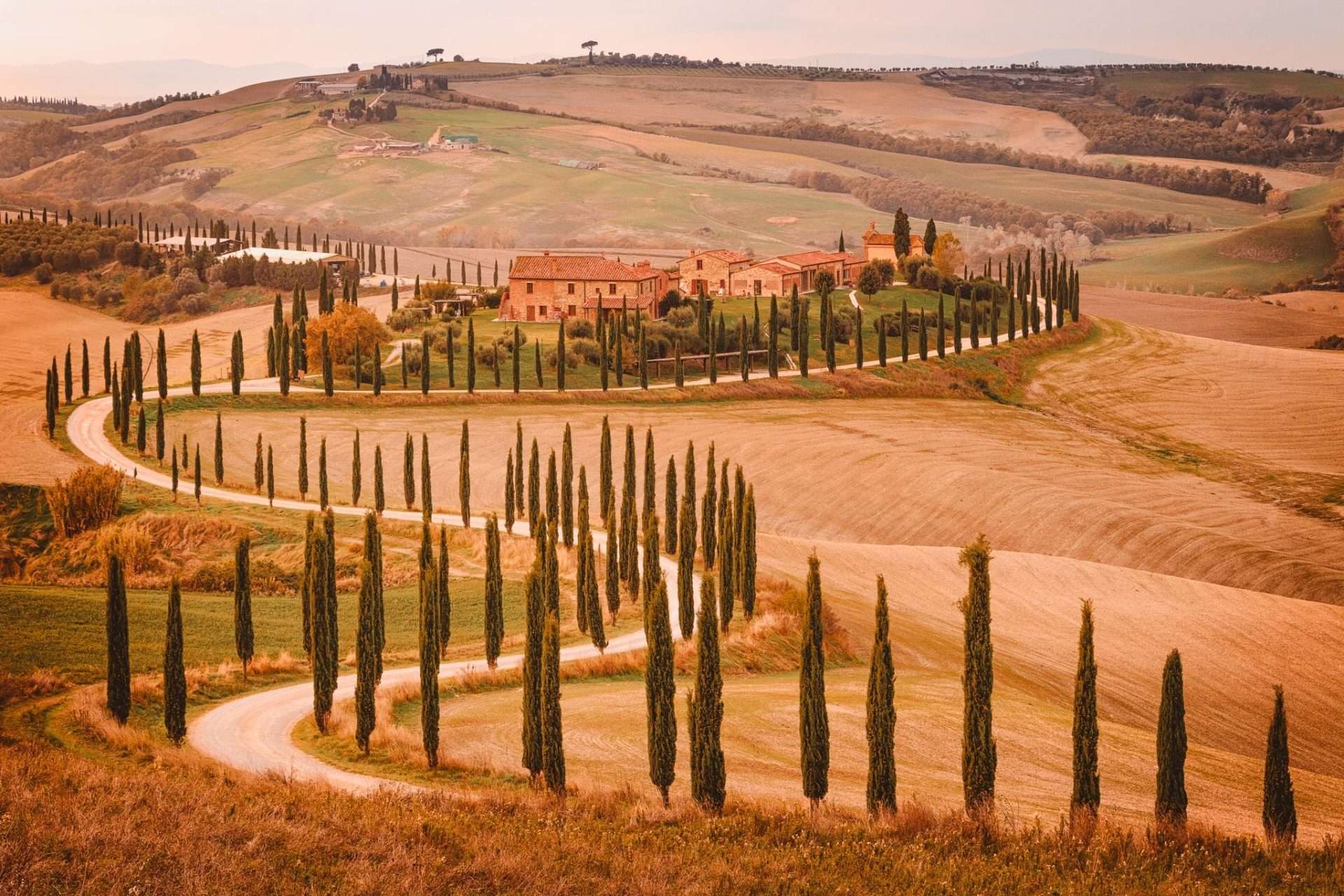 Campo otoñal en la Toscana, Italia